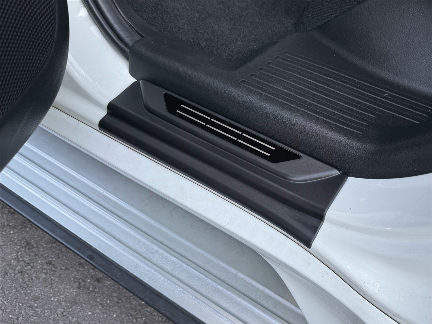 Car Floor Mats + Black Door Sill Protector for Mitsubishi Pajero Sport 2015-Onwards 5 & 7 Seats