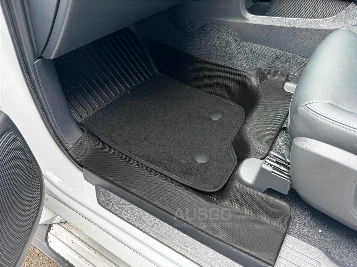 Double-Layer Car Floor Mats + Black Door Sill Protector for Mitsubishi Pajero Sport 2015-Onwards 5 & 7 Seats